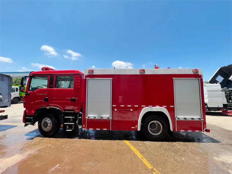 HOWO 8.1吨水罐消防车